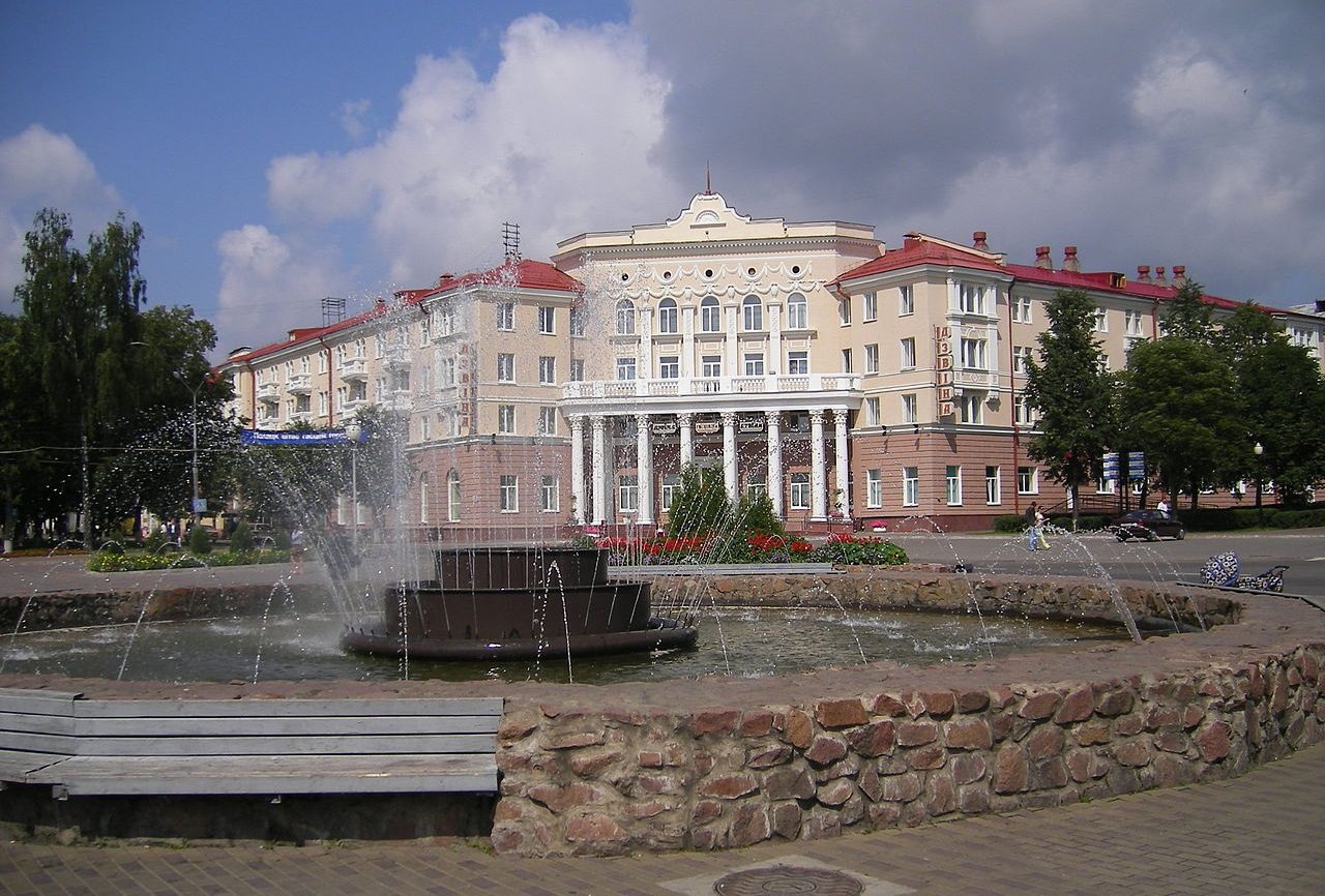 Dzvina_Hotel_and_Frantsyska_Skaryny_Avenue_in_Polack