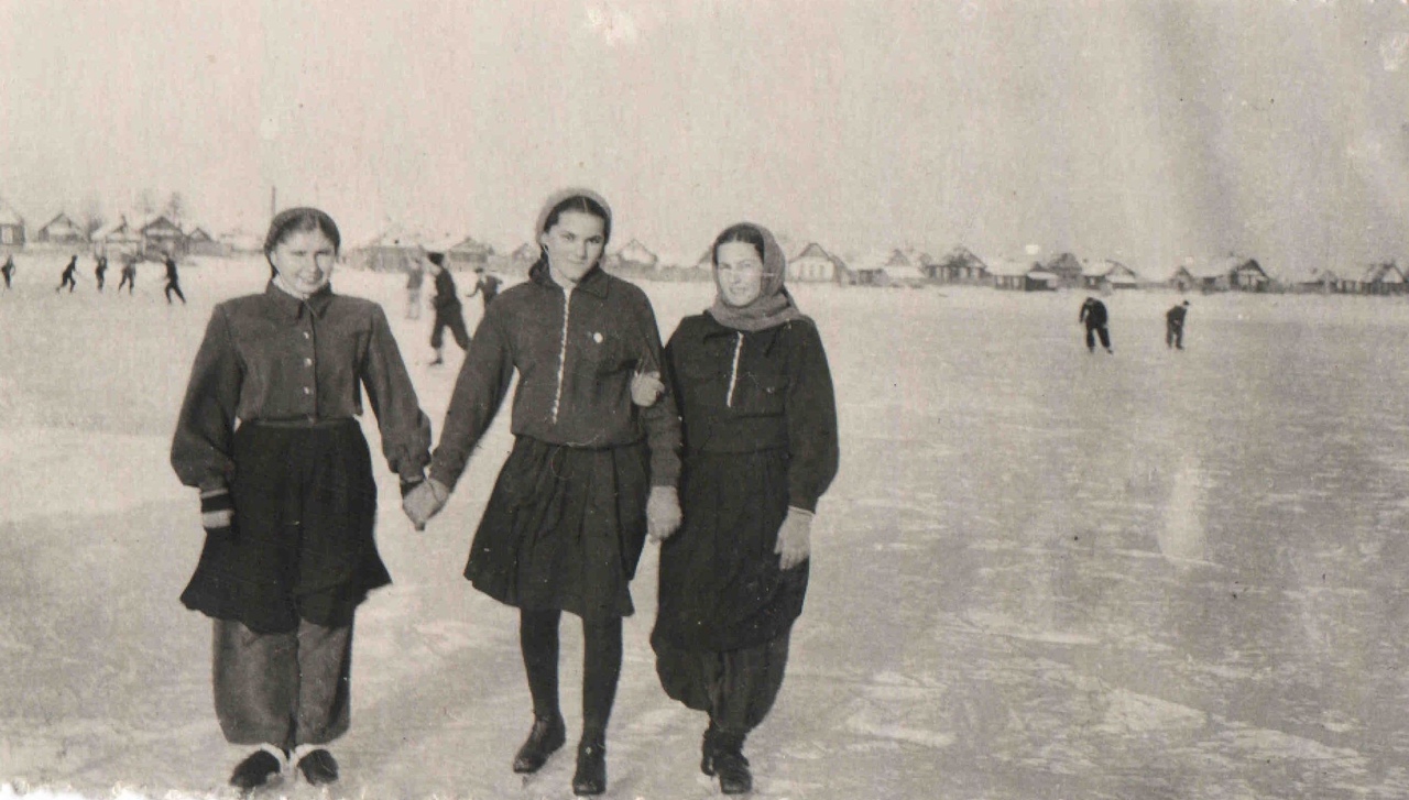 Добровольская. Катанье на коньках на Воловьем озере, 1952 г.
