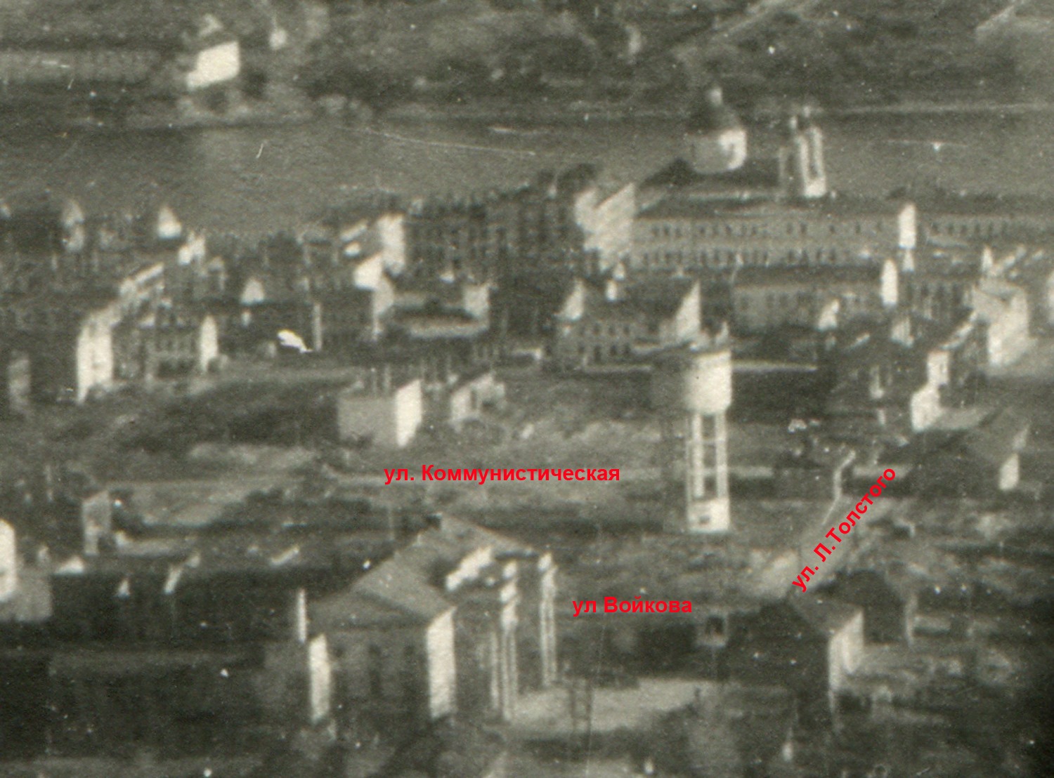 (Месторасположение башни хорошо видно на аэрофотосъемке 1941 года из музейного собрания НПИКМЗ