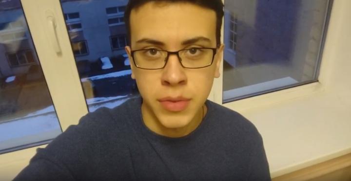 Кадр из видео, где молодой человек говорит о намерении напасть на Верхнедвинский РОВД