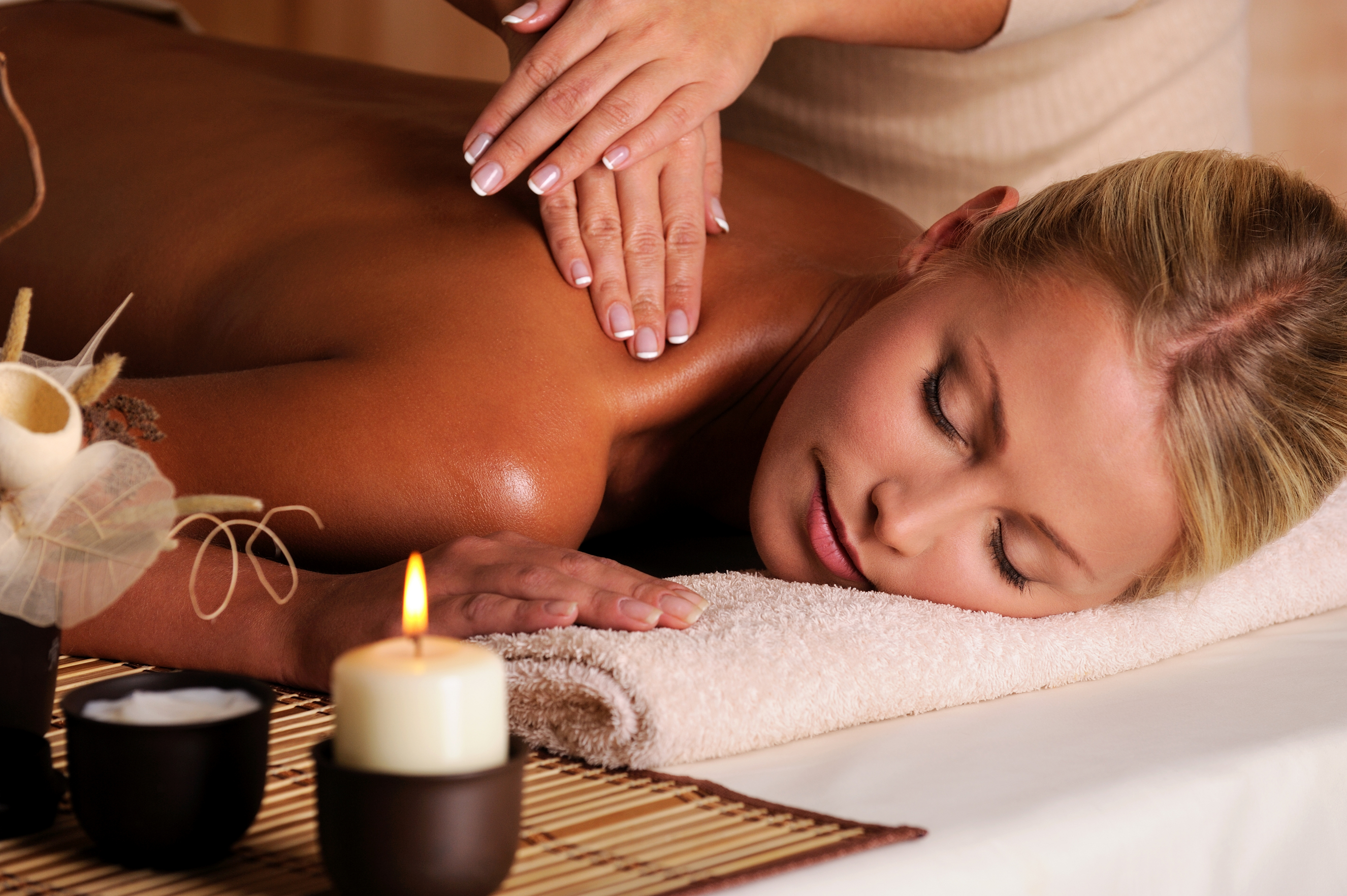 professional-masseur-doing-massage-of-female-back-in-the-beauty-salon-2