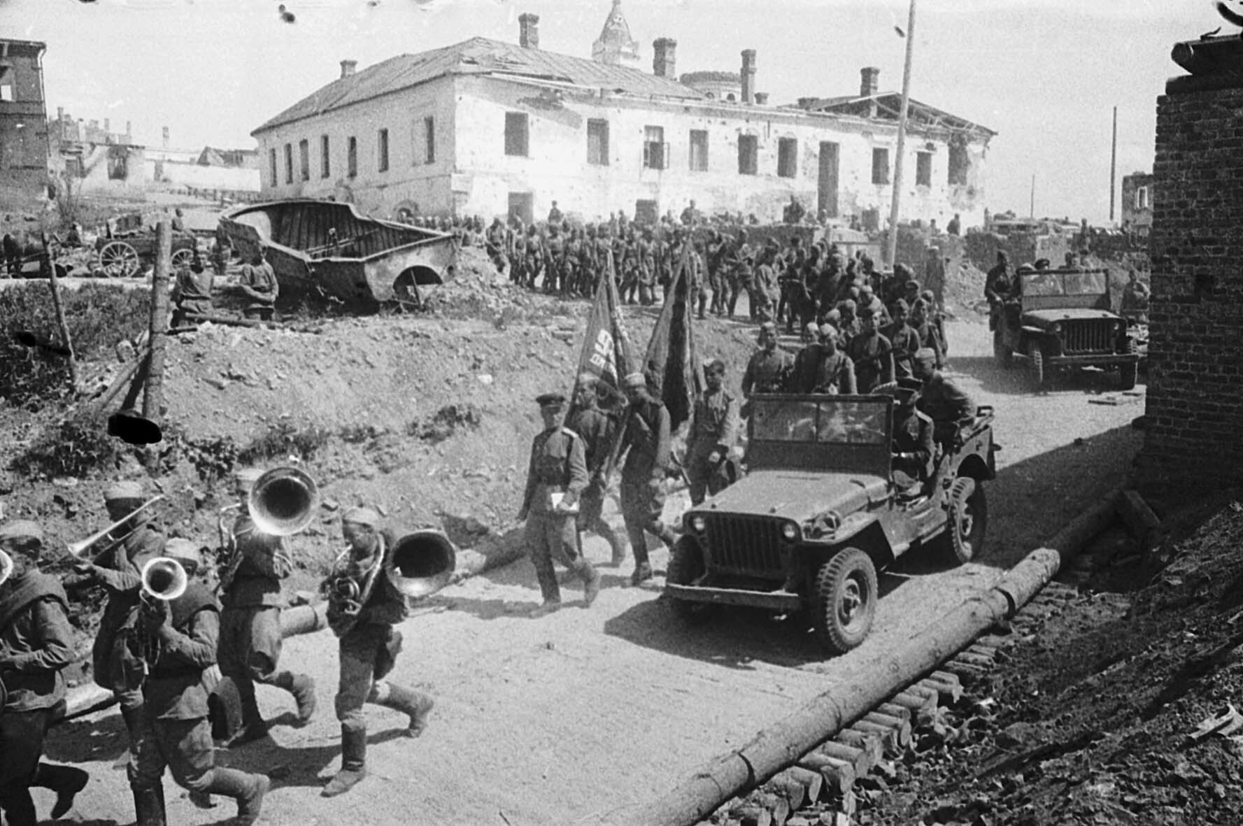 parade-von-rotarmisten-in-der-befreiten-stadt-polozk-4-juli-1944-78618