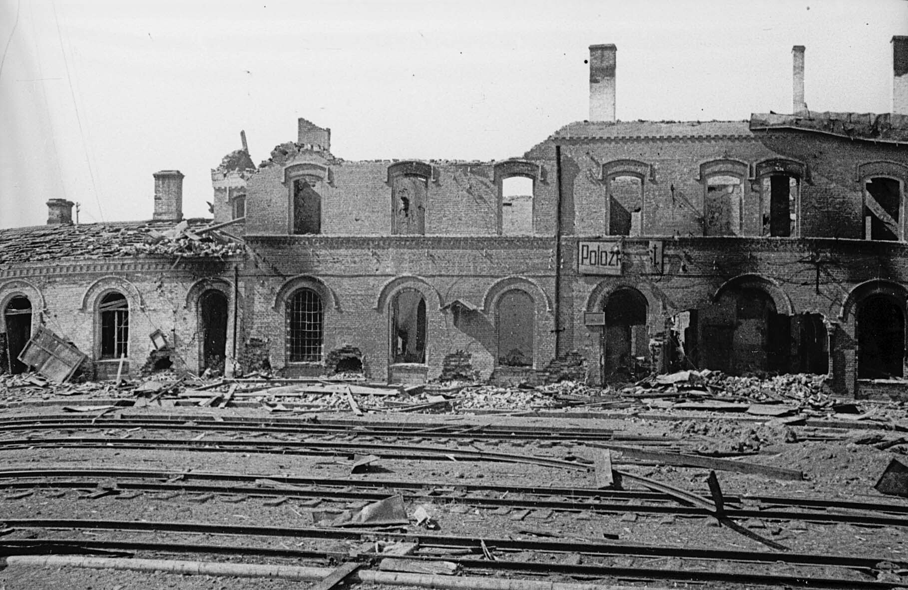 zerstoertes-bahnhofsgebaeude-polozk-juli-1944-78647