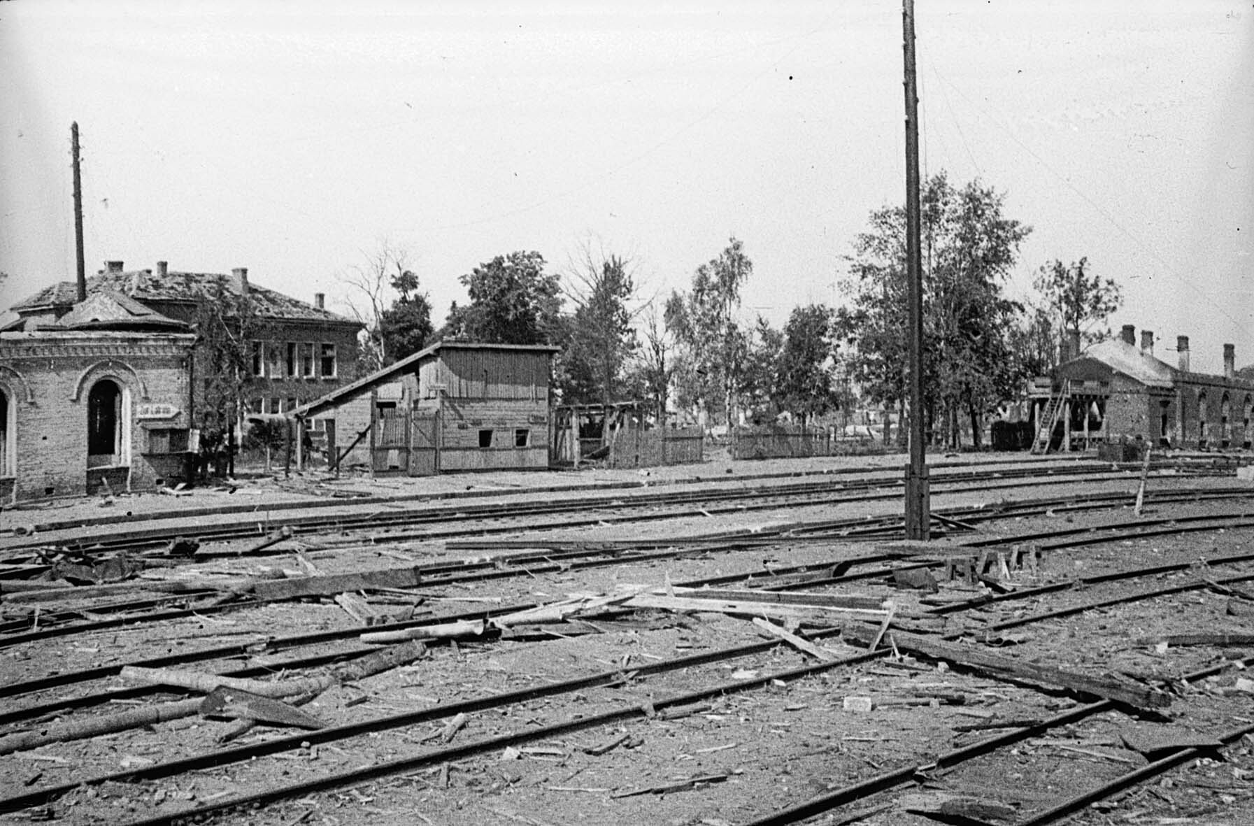 zerstoertes-bahnhofsgebaeude-polozk-juli-1944-78649 (1)