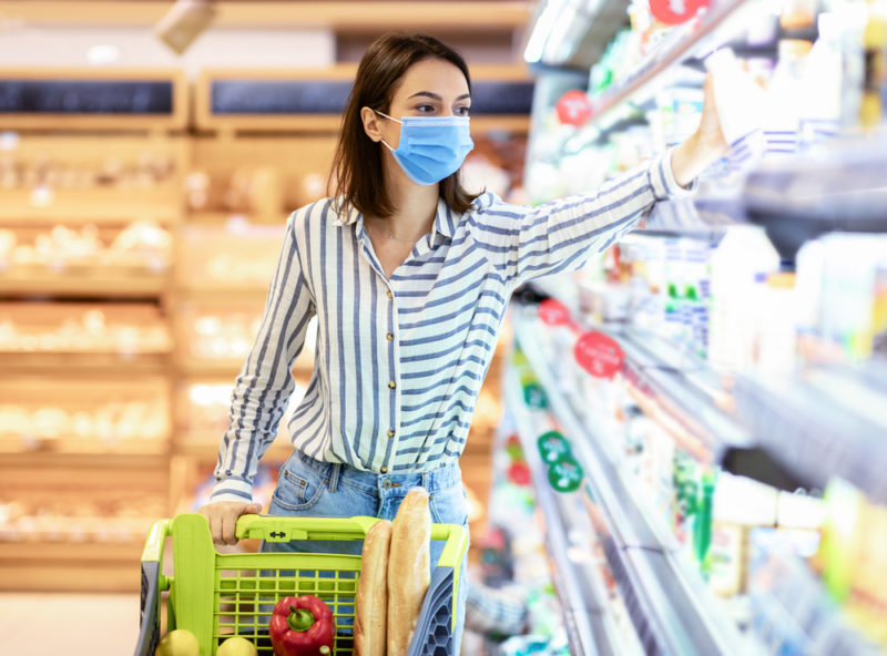 1634159390woman-in-face-mask-shopping-in-supermarket-with-ca-MLECYTQ-800x592