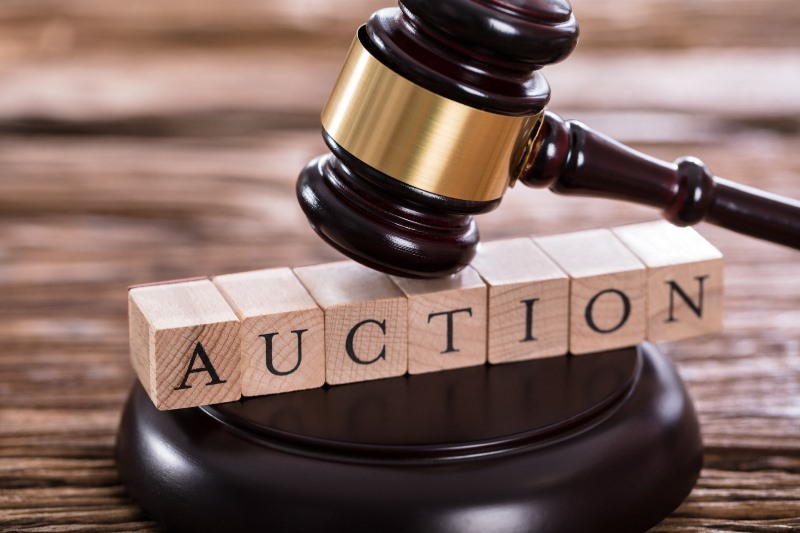 gavel-on-auction-word-picture-id917901978