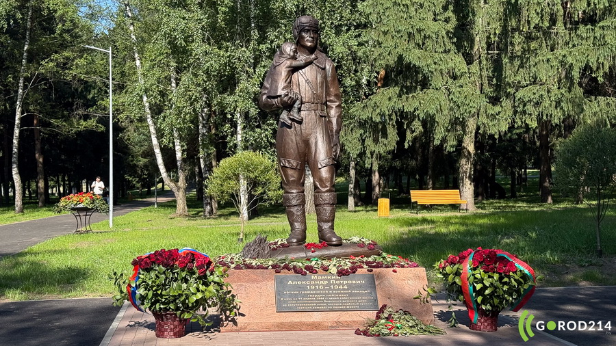 В столице Беларуси в Полоцком парке установили памятник летчику Александру Мамкину