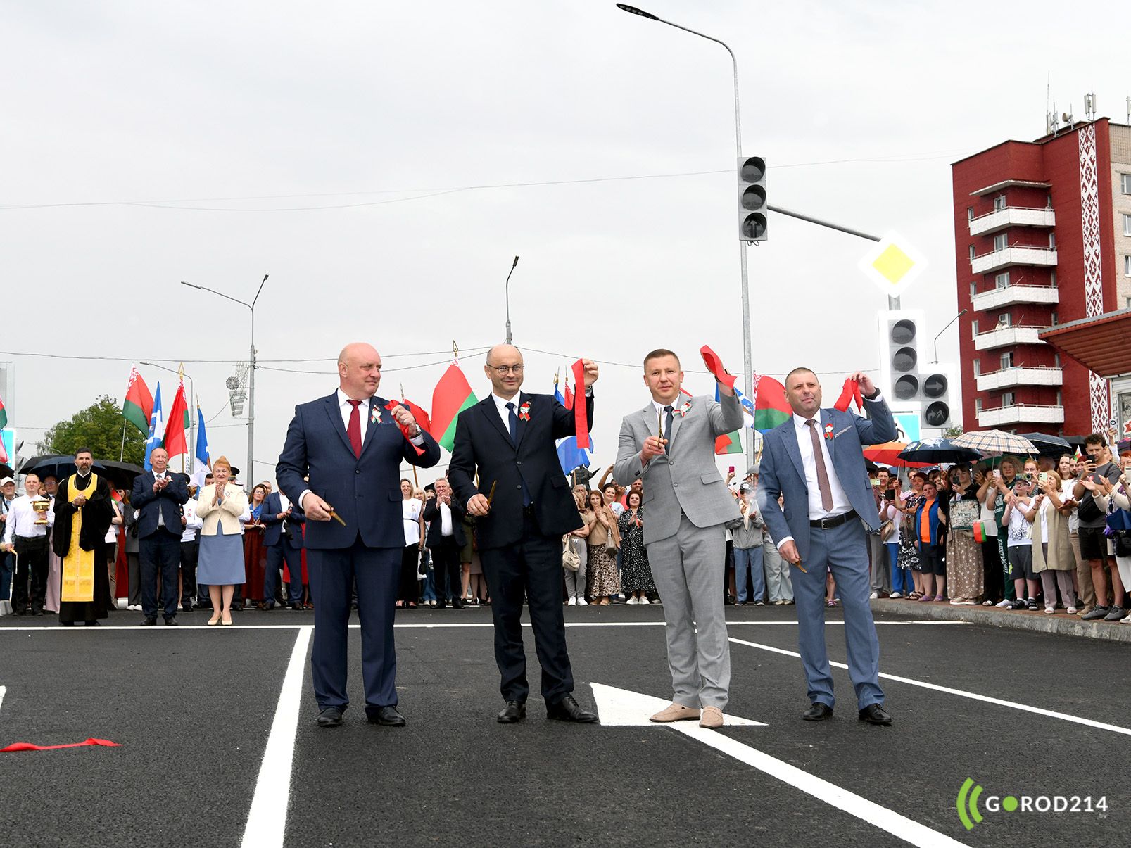 В Полоцке открыли реконструированный мост через реку Полота — движение запущено