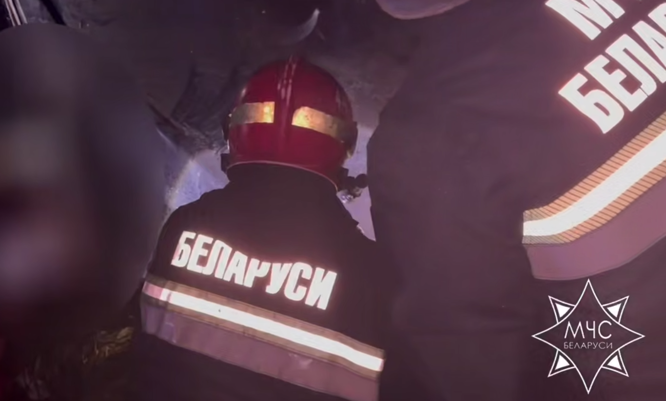 Работники МЧС спасли водителя, попавшего в ДТП под Полоцком